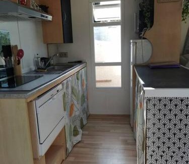 Aubagne Ski Chalet | Dépendance cosy entre jardin et jacuzzi privés et piscine partagée