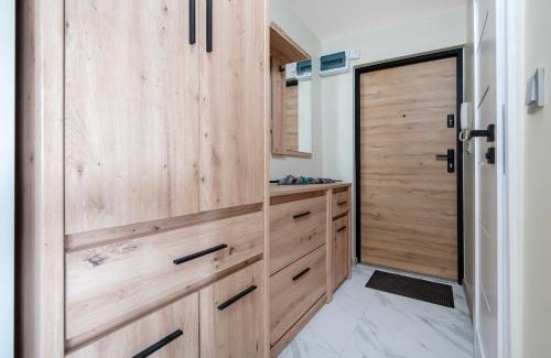 Lodz Apartment | Dąbrowskiego Comfort Apartment by BookingHost