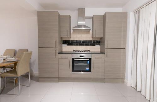 London Borough of Hounslow House | D'Luxe 5 beds En-suite Home in London