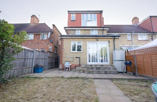 London Borough of Hounslow House | D'Luxe 5 beds En-suite Home in London