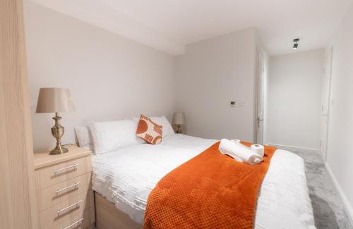 London Borough of Hounslow House | D'Luxe 5 beds En-suite Home in London