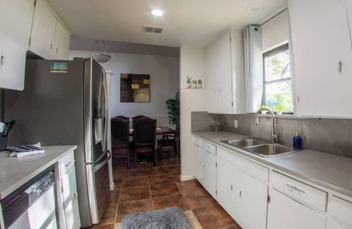 Ingram Hills House | D' Retreat! Spacious, Dog friendly, Pool, Sleeps14