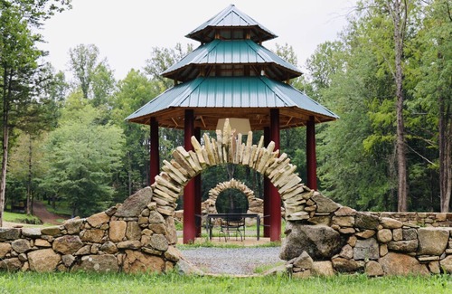 Stanardsville Apartment | D · Royal Suite at White Lotus Eco Spa Retreat