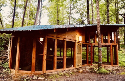 Stanardsville Apartment | D · Royal Suite at White Lotus Eco Spa Retreat