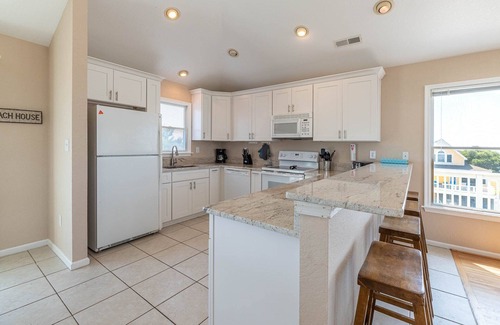 Carolina Dunes House | D3905 Flip Flop Inn. Courtyard w/Pool, Hot Tub, Well-Maintained, WiFi
