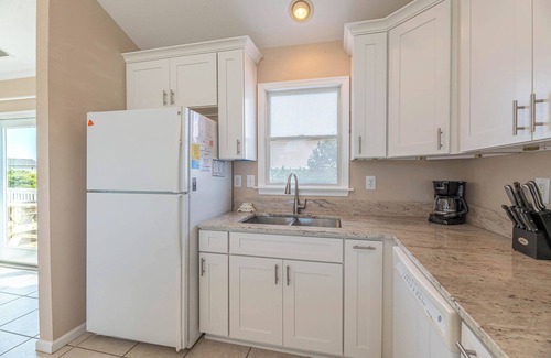 Carolina Dunes House | D3905 Flip Flop Inn. Courtyard w/Pool, Hot Tub, Well-Maintained, WiFi