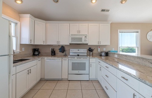 Carolina Dunes House | D3905 Flip Flop Inn. Courtyard w/Pool, Hot Tub, Well-Maintained, WiFi