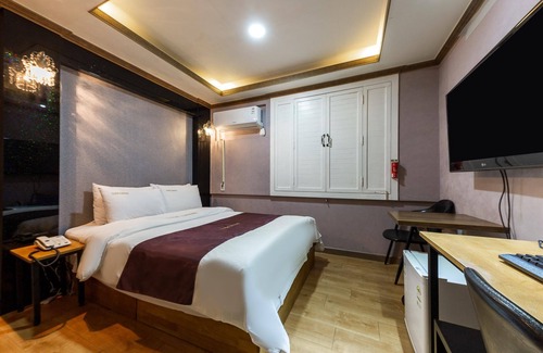 Bongmyeong-dong Hotel | Daejeon Yuseong Cannes