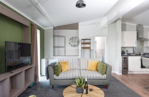 Lifton House | Daisy Lodge, 6 Roadford Lake Lodges