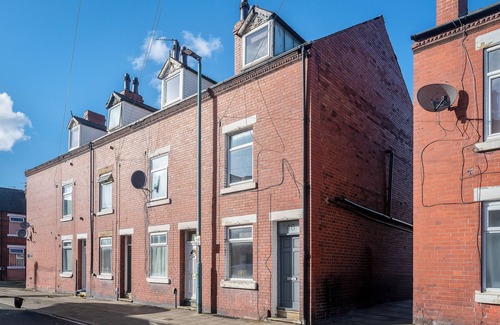 Wakefield House | Daisy's Loft - Private En-suite Room in Wakefield