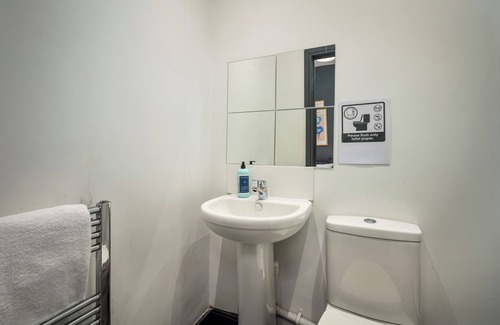 Wakefield House | Daisy's Loft - Private En-suite Room in Wakefield