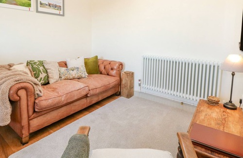 Skeyton Cottage | DAMSON COTTAGE, pet friendly, with hot tub in North Walsham