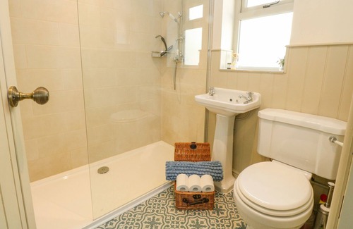 Skeyton Cottage | DAMSON COTTAGE, pet friendly, with hot tub in North Walsham