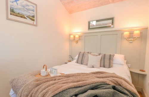 Skeyton Cottage | DAMSON COTTAGE, pet friendly, with hot tub in North Walsham