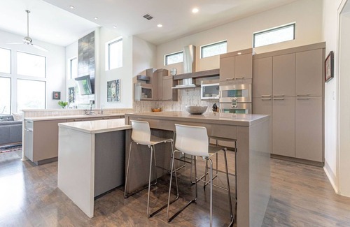 Bouldin House | Daniel House: Luxe Comfort, Skyline Views & Explore Austin in Style