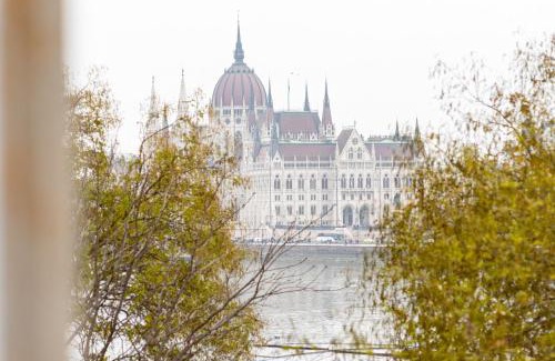 Budavar Apartment | Danube Waterfront View at Chain Bridge