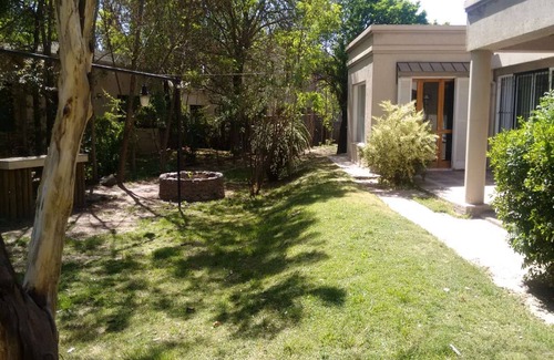 Chacras de Coria House | Dark Green House Chacras de Chacras de Coria