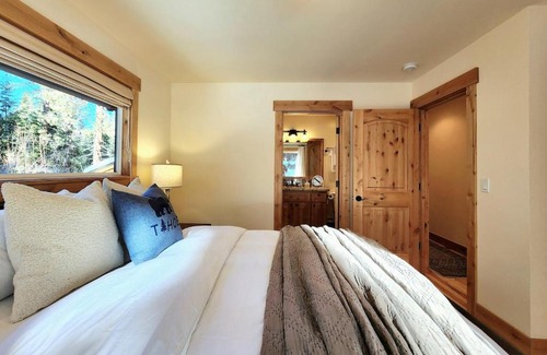 Tahoe Vista House | Das Bar Haus - Walk to Beach & Close to Ski Resort