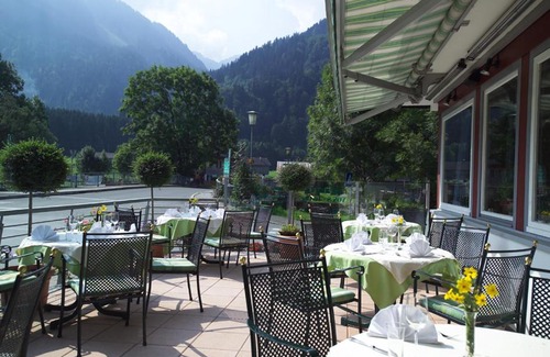 Au Hotel | Das Schiff in den Bergen