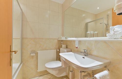 Au Hotel | Das Schiff in den Bergen