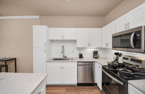 Willow Meadows/Willowbend Area Apartment | Dashing King Suite For Ext. Stay In Galleria Area