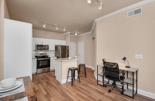 Willow Meadows/Willowbend Area Apartment | Dashing King Suite For Ext. Stay In Galleria Area