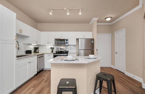 Willow Meadows/Willowbend Area Apartment | Dashing King Suite For Ext. Stay In Galleria Area