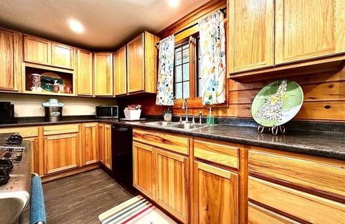 Bristol Apartment | David Brown`s Mountain Retreat- 2bed/2bath -Cabin