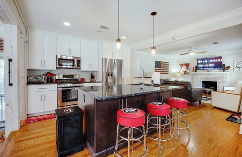 Athens House | Dawgwood Den- Walk to Sanford Stadium & 5 Points Athens!
