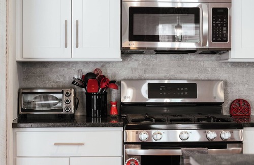 Athens House | Dawgwood Den- Walk to Sanford Stadium & 5 Points Athens!