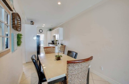 Galveston Condo | Dawn 1024 Summary: En