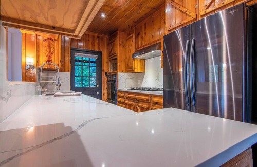 Idyllwild Cabin | Dawson Haven w/spa, game room on .34 acres