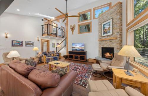 Ridgewood House | Daybreak Retreat at Carnelian Bay by Tahoe Getaways - Newly Remodeled 4BR w Private Hot Tub