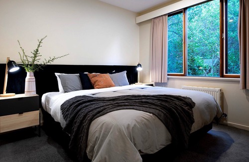 Daylesford House | Daybreaker (With Car Parking)