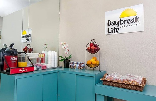 Paradise Valley Hotel | Days Inn by Wyndham San Francisco S/Oyster Point Airport