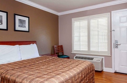 Paradise Valley Hotel | Days Inn by Wyndham San Francisco S/Oyster Point Airport