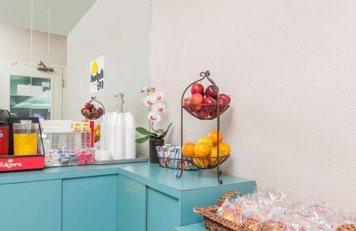 Paradise Valley Hotel | Days Inn by Wyndham San Francisco S Oyster Point Airport