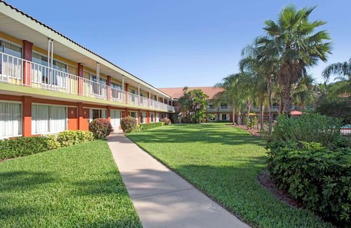 Cocoa Hotel | Days Inn by Wyndham Cocoa Cruiseport West At I-95 524