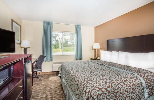 Evansdale Hotel | Days Inn by Wyndham Evansdale Waterloo