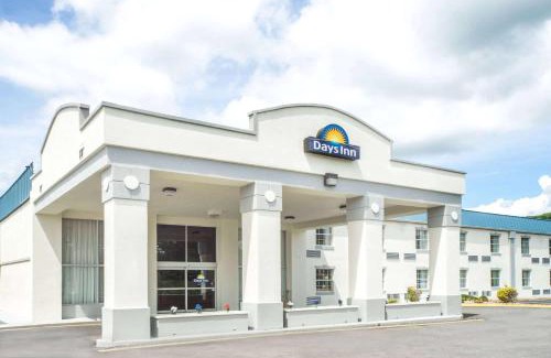 Hollins Hotel | Days Inn by Wyndham Roanoke Hollins Near I-81