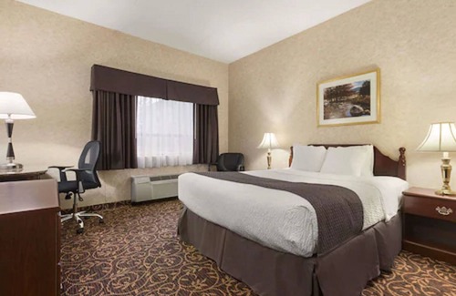 Fallingbrook Hotel | Days Inn by Wyndham Toronto East Lakeview