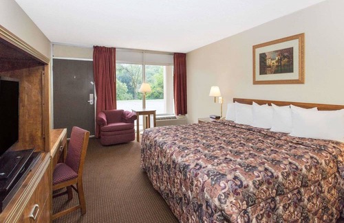 Dubuque Hotel | Days Inn by Wyndham Dubuque