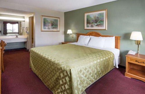 Patton Hotel | Days Inn by Wyndham in San Bernardino