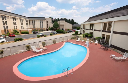 Westover Hotel | Days Inn & Suites by Wyndham Fort Bragg/Cross Creek Mall