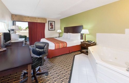 Madison Heights Hotel | Days Inn & Suites by Wyndham Madison Heights MI