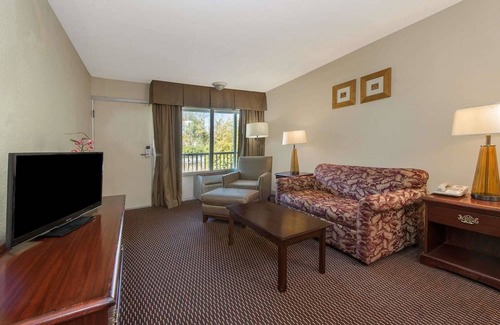 Murlin Heights Hotel | Days Inn & Suites by Wyndham Dayton North