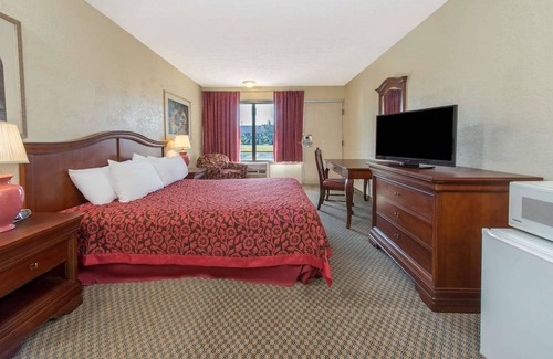 Murlin Heights Hotel | Days Inn & Suites by Wyndham Dayton North