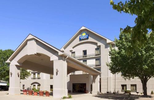 Cedar Rapids Hotel | Days Inn & Suites by Wyndham Cedar Rapids