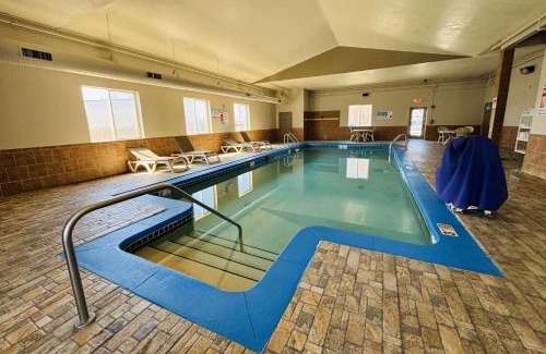 Cedar Rapids Hotel | Days Inn & Suites by Wyndham Cedar Rapids