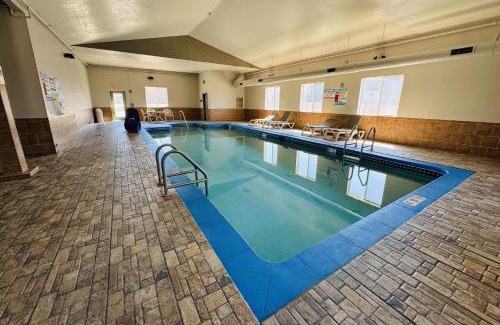 Cedar Rapids Hotel | Days Inn & Suites by Wyndham Cedar Rapids